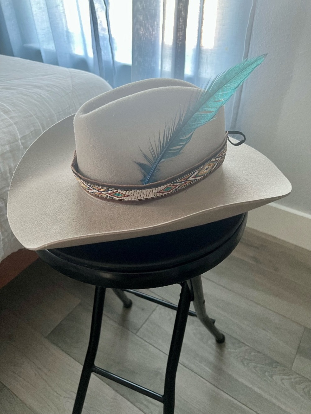 Women's cowboy hat w/ band + feather, Size Large